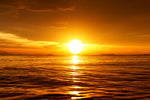 Fototapete Glühender Sonnenuntergang am Wasser