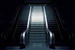 Fototapete Rolltreppe in der Dunkelheit