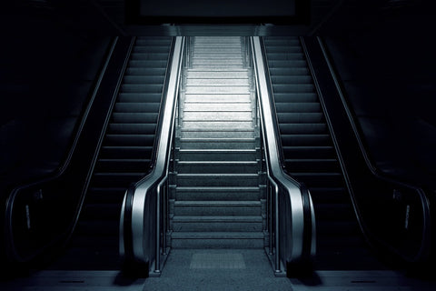 Fototapete Rolltreppe in der Dunkelheit